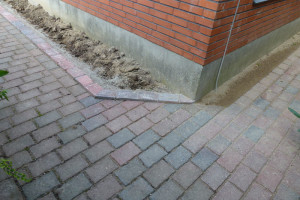 Flisekant sat i beton